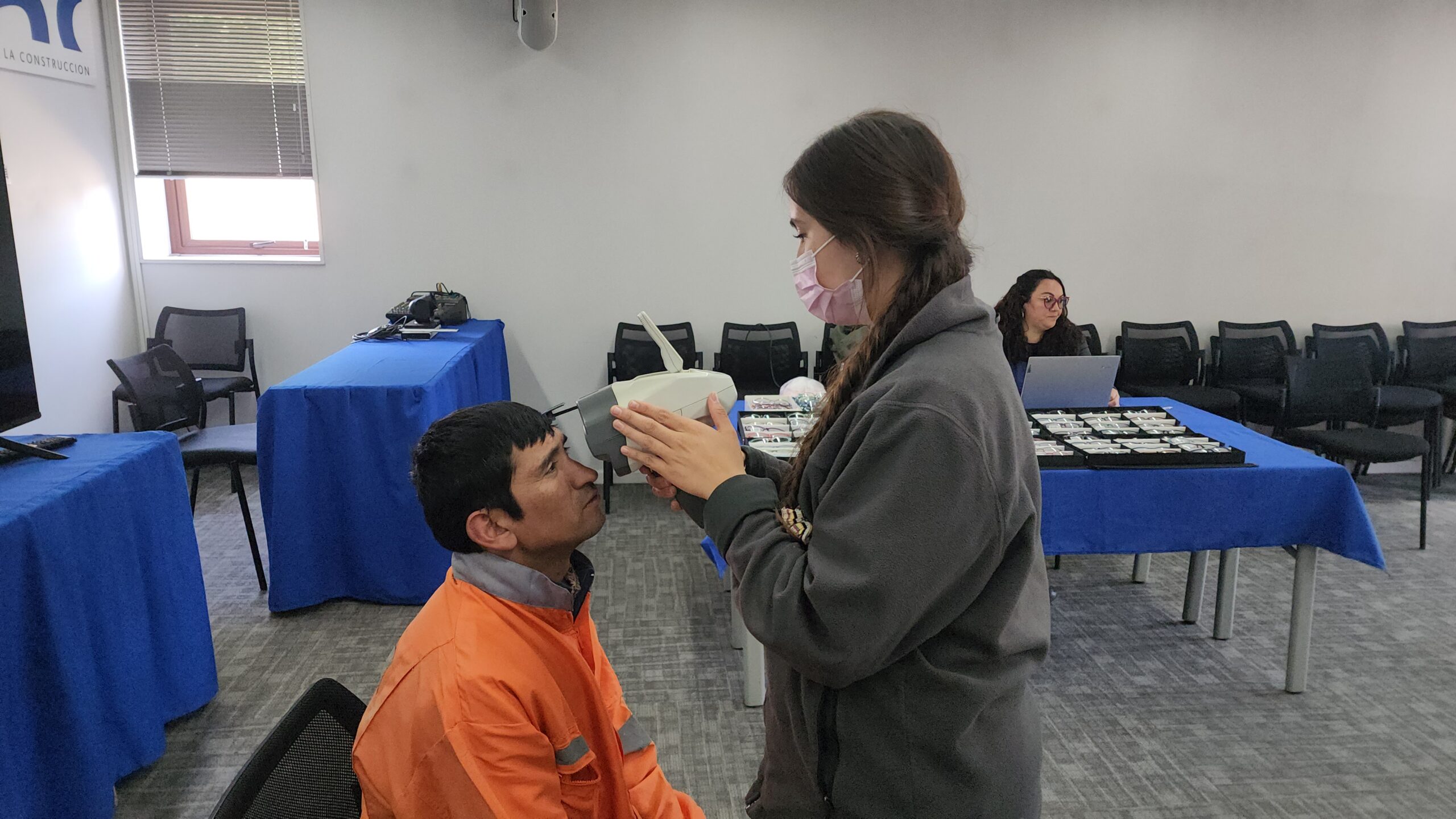 Más de 280 trabajadores de la construcción reciben atención oftalmológica