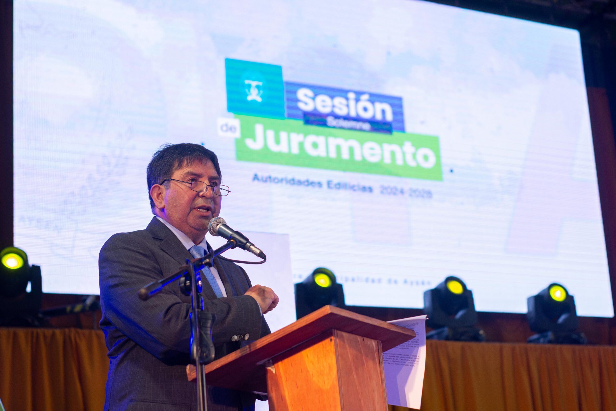 En un acto republicano Luis Martínez juró como alcalde de la comuna de Aysén