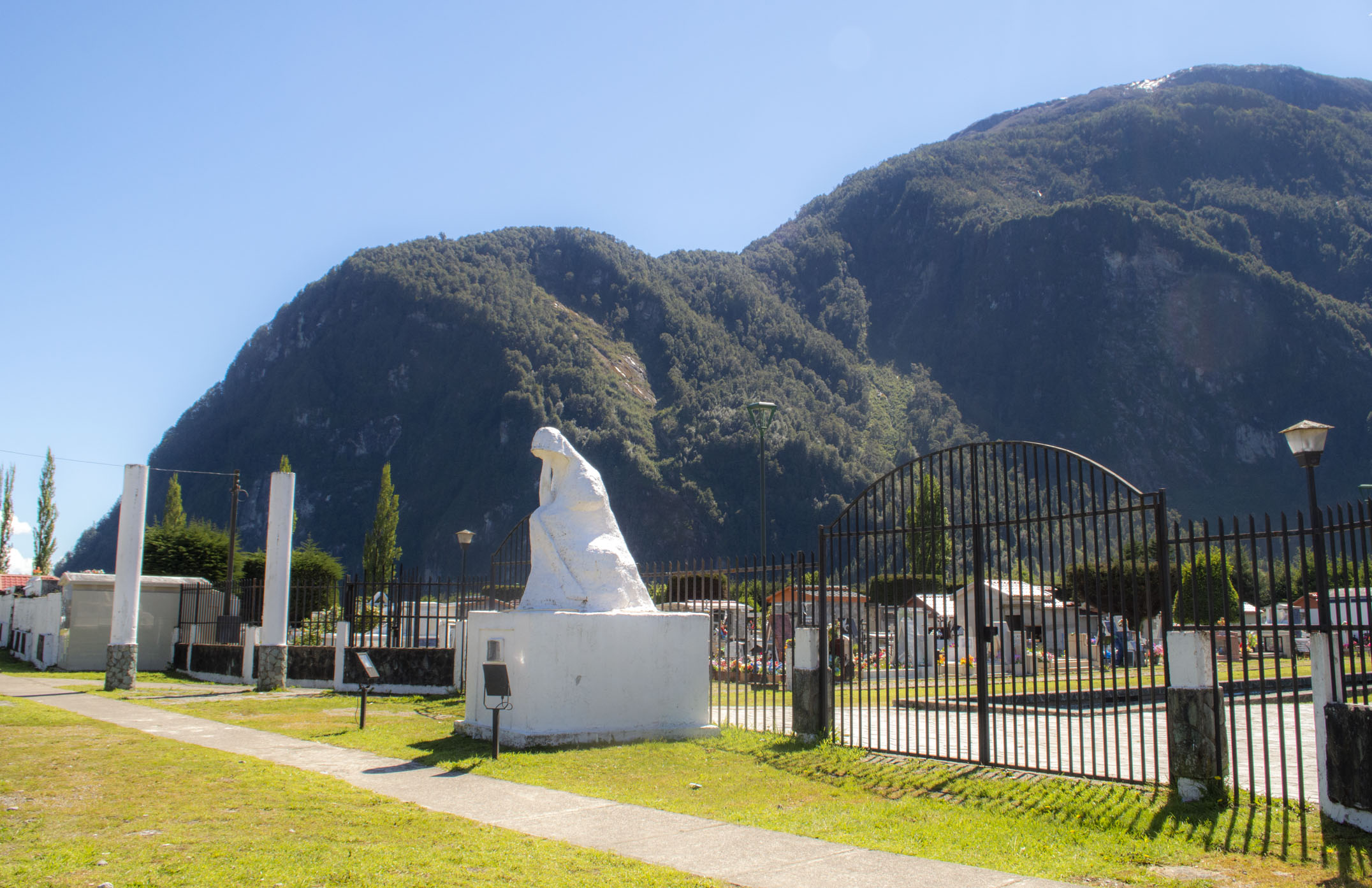 DENUNCIAN CERCA DE 50 TUMBAS INUNDADAS EN CEMENTERIO DE PUERTO AYSÉN, DIPUTADOS Y FAMILIARES EXIGEN MEDIDAS URGENTES