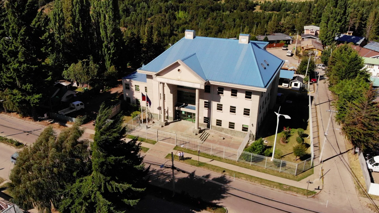 CORTE DE COYHAIQUE ORDENA A MUNICIPIO REMOVER BARRAS DE SEGURIDAD QUE REDUCEN CALZADA VEHICULAR