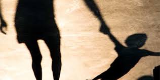 MADRE BUSCA DESESPERADAMENTE A SU PEQUEÑO HIJO: ACUSA RETENCIÓN ILEGAL DE SU PADRE Y PAREJA