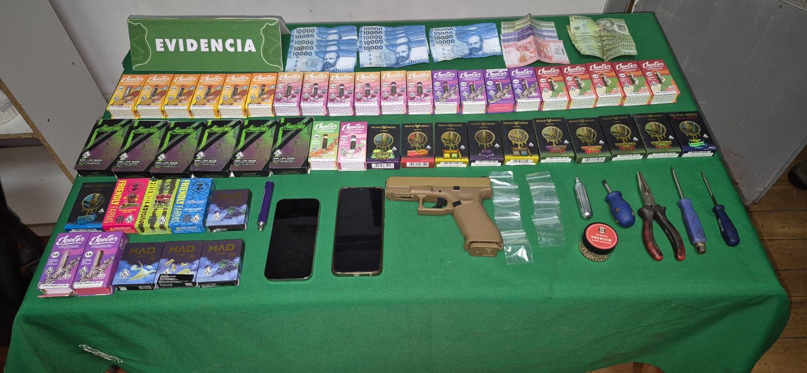 CARABINEROS DE PUERTO AYSÉN DETUVO A DOS SUJETOS POR MICROTRÁFICO TRAS SER SORPRENDIDOS CON 49 RECARGAS VAPER CON ESENCIA DE MARIHUANA