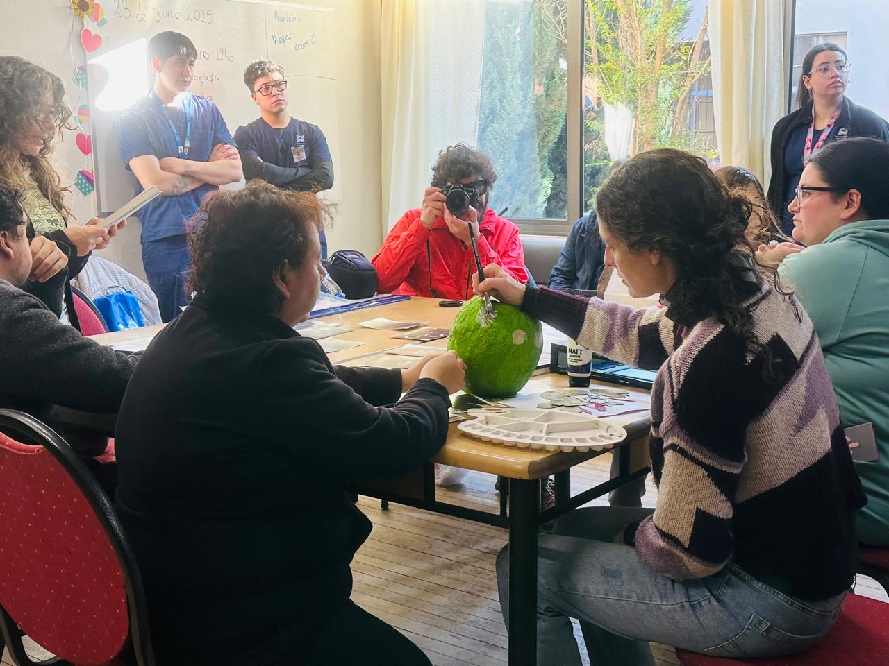 Pacientes del Hospital de Día combinan arte e identidad en talleres de Culturas Aysén y RAVA  