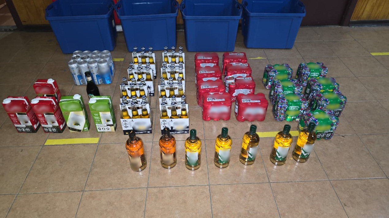 Carabineros de Coyhaique detuvo a operador de central de radiotaxi que funcionaba en forma ilegal y detectó venta clandestina de alcohol 