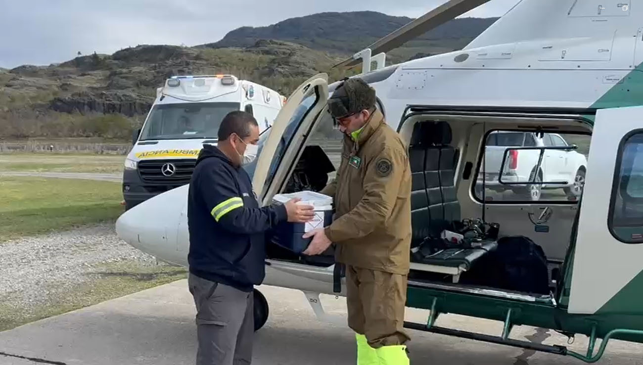 Carabineros lidera puente aéreo vital para traslado de suministros médicos en medio de emergencia climática regional