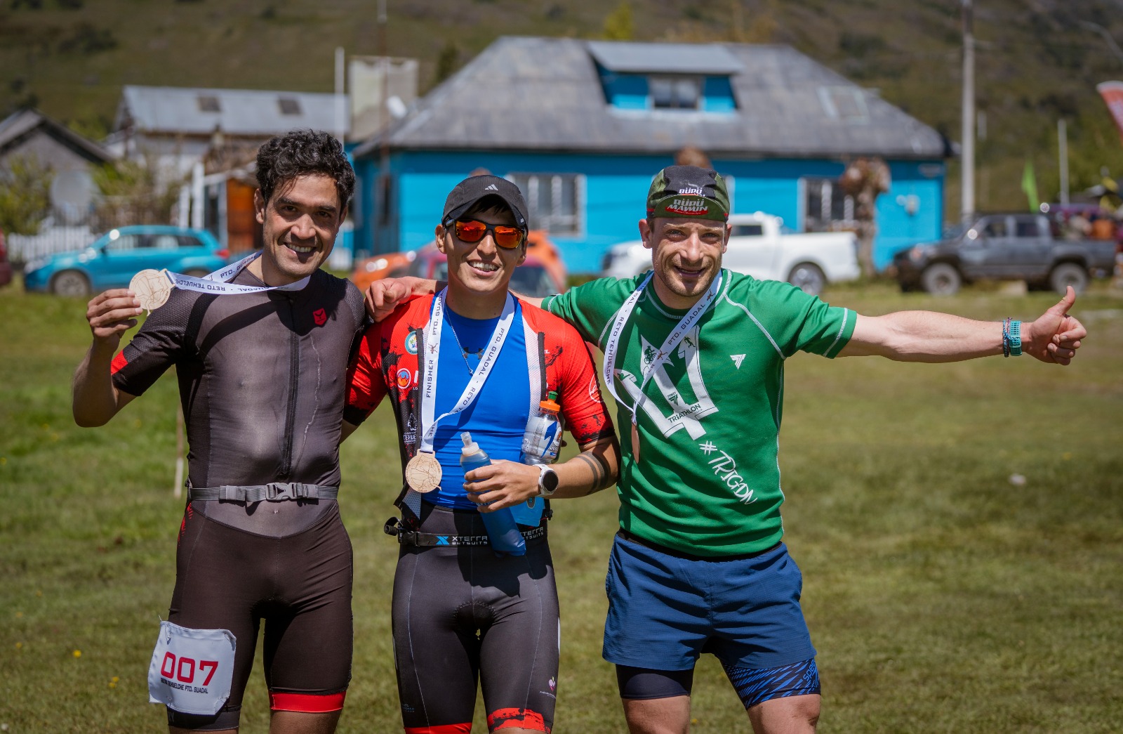 Asado de vaquilla al palo fue el broche de oro de triatlón “Reto Tehuelche” de Puerto Guadal