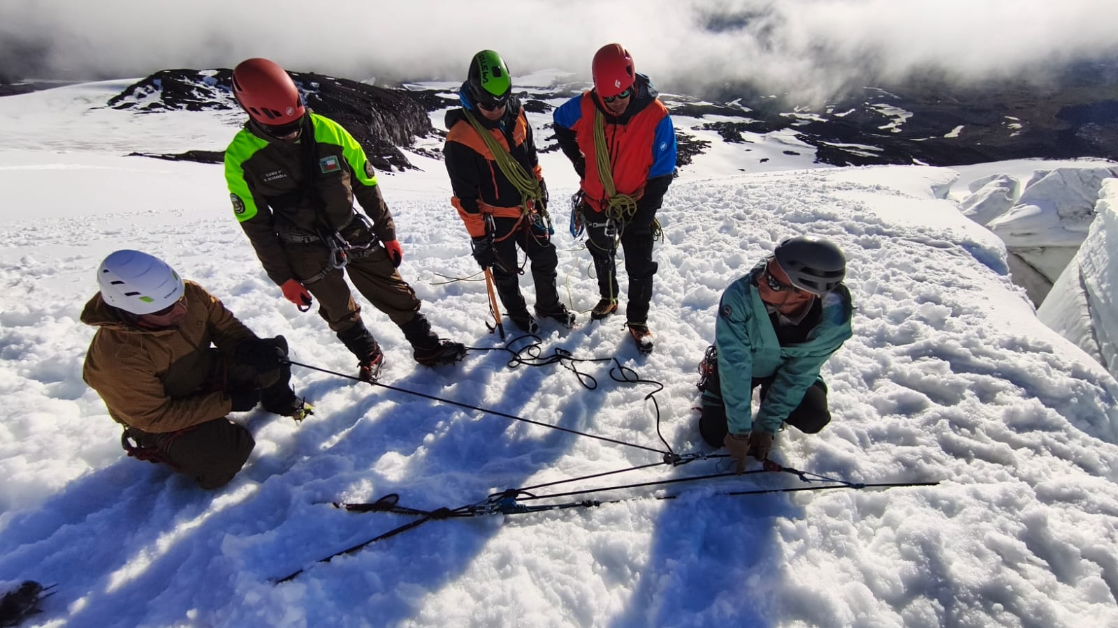 Carabineros se capacita en “progresión en glaciar y rescate en grieta” ante próxima apertura de Avanzada Marconi en Campos de Hielo Sur