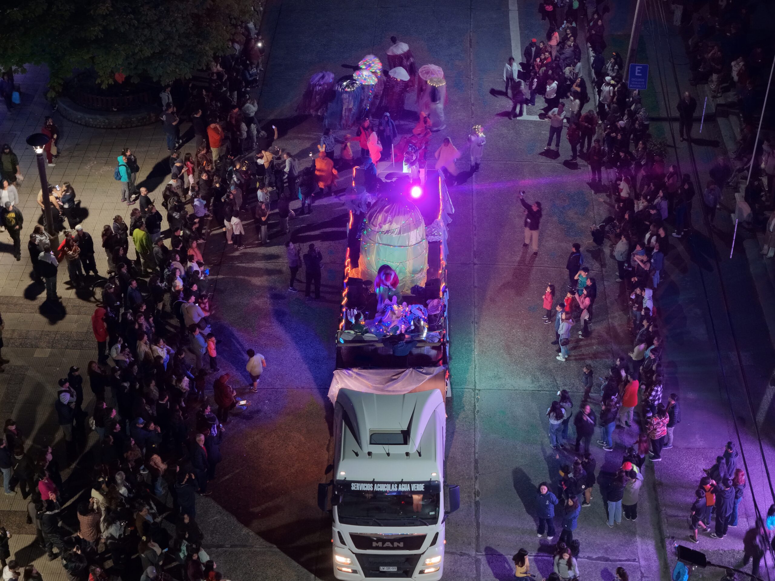 Multitudinario desfile de carros alegóricos dio vida a la celebración del aniversario de Puerto Aysén
