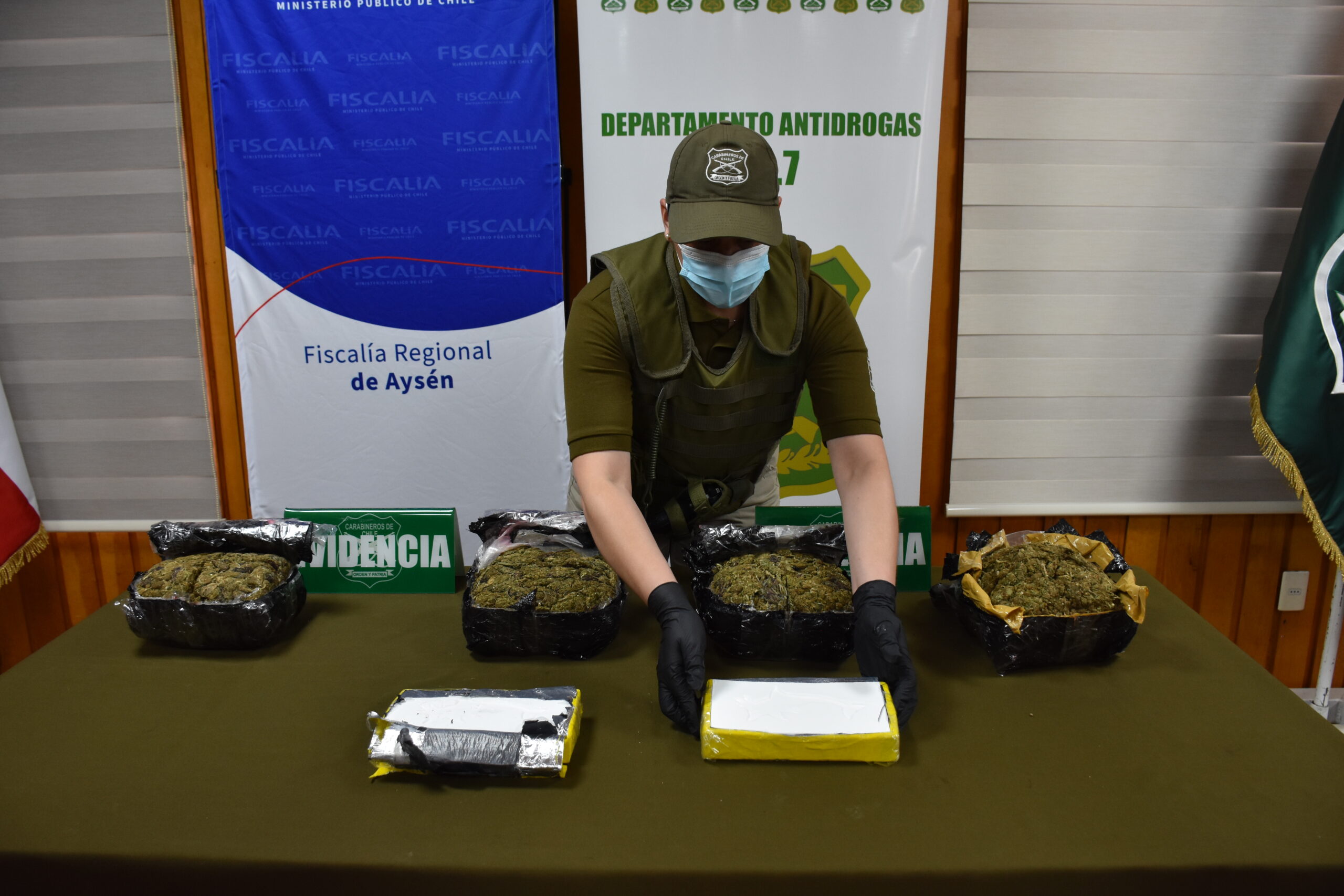 Coyhaique: Carabineros y Fiscalía decomisan más de 2 kilos de cocaína y casi 4 kilos y medio de cannabis
