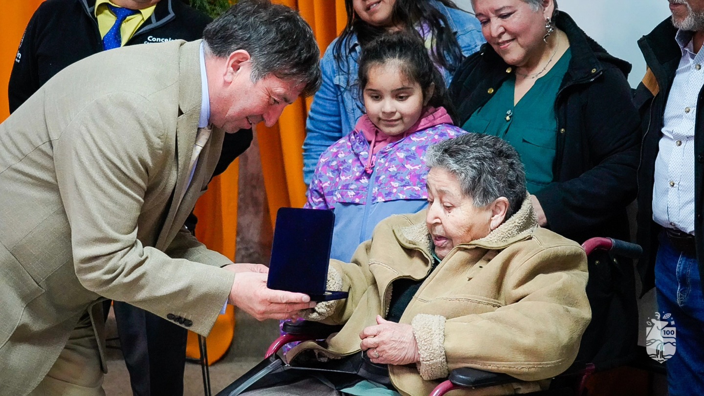 Municipalidad de Aysén distinguió a Justina Yáñez como Ciudadana Ilustre de la comuna
