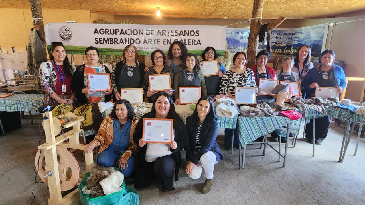 Artesanas de Cerro Galera se capacitan y adquirieren equipamiento para potenciar su trabajo en lana