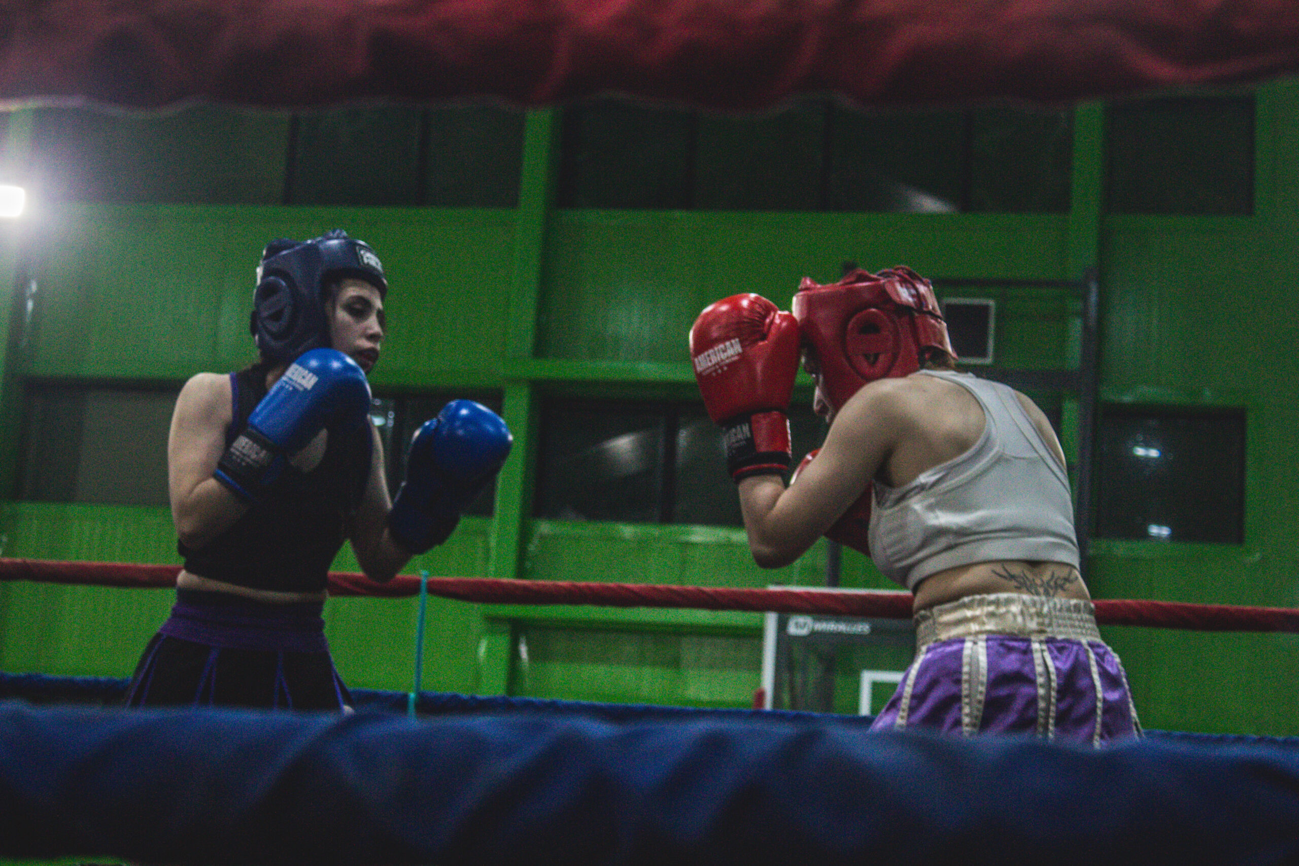 Puños de hierro en el litoral de Aysén: Más de 200 personas vibraron con velada boxeril en Islas Huichas