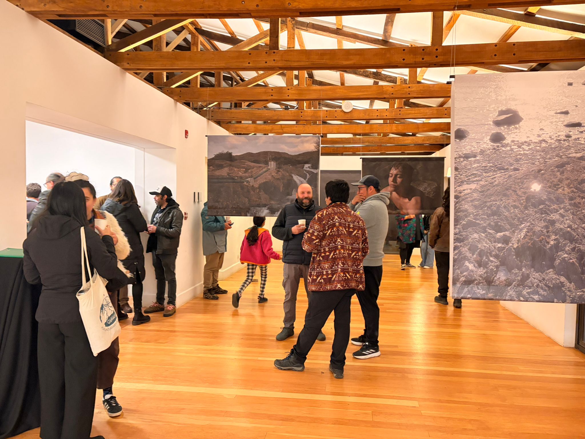 Muestra de imágenes en gran formato de fotolibro “Marca de Agua” se exhibe en el Museo Regional de Aysén