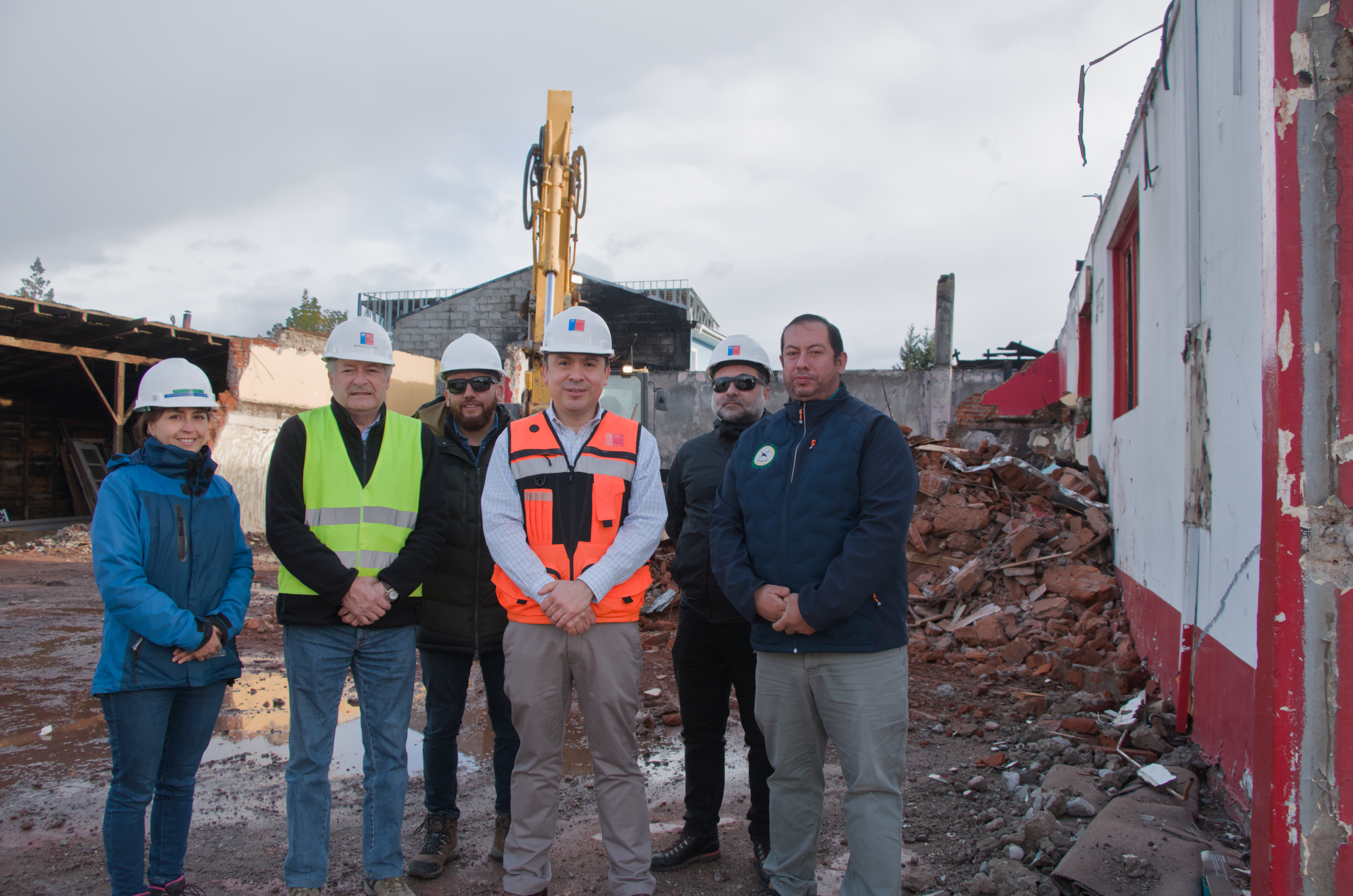 MOP PONE EN MARCHA DEMOLICIÓN DE SINIESTRADO RECINTO PARA REPONER CUARTEL DE LA PRIMERA COMPAÑÍA DE BOMBEROS DE COYHAIQUE