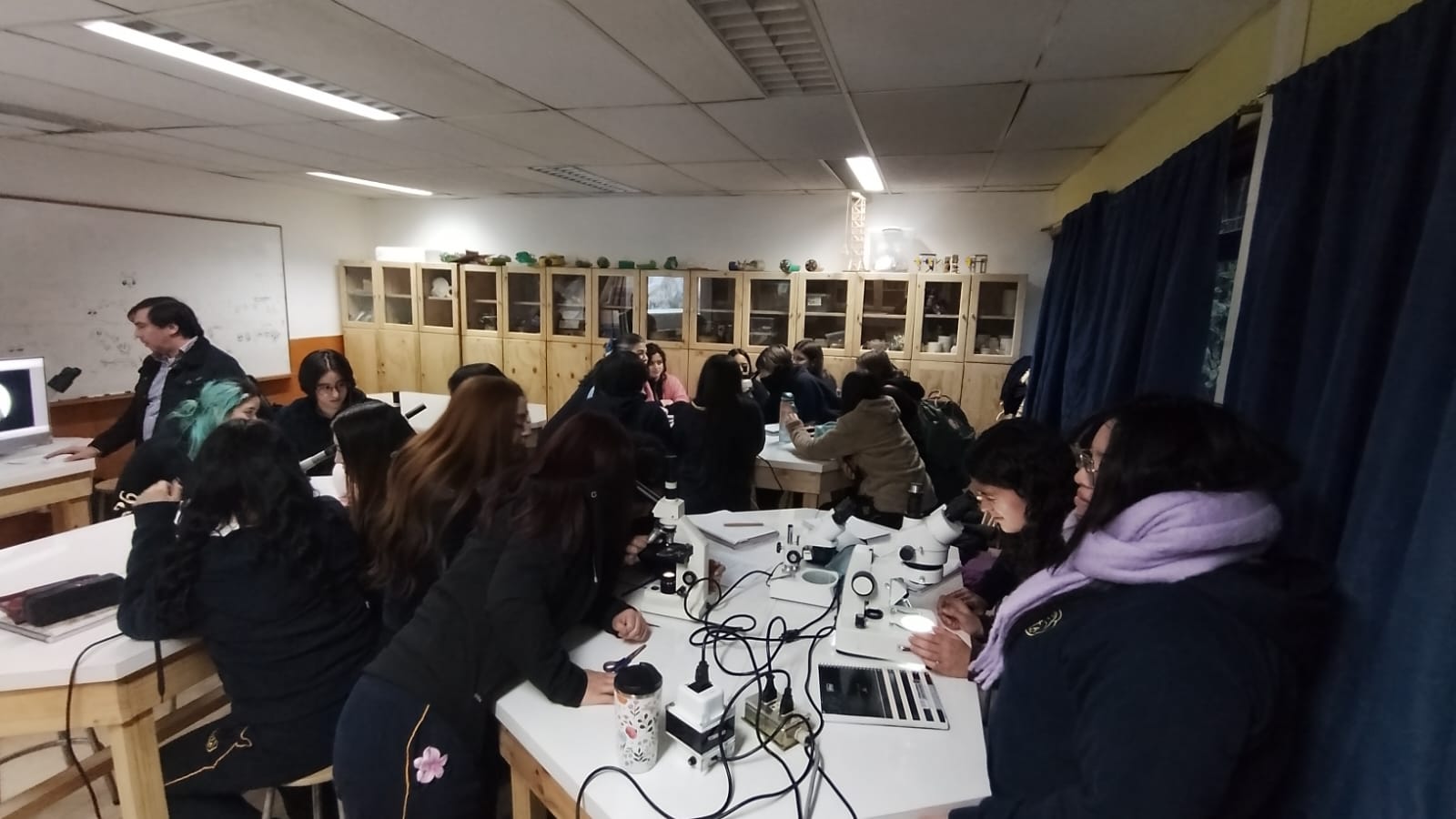 Renovación de laboratorio acerca la ciencia y el entorno productivo local a estudiantes de Puerto Aysén