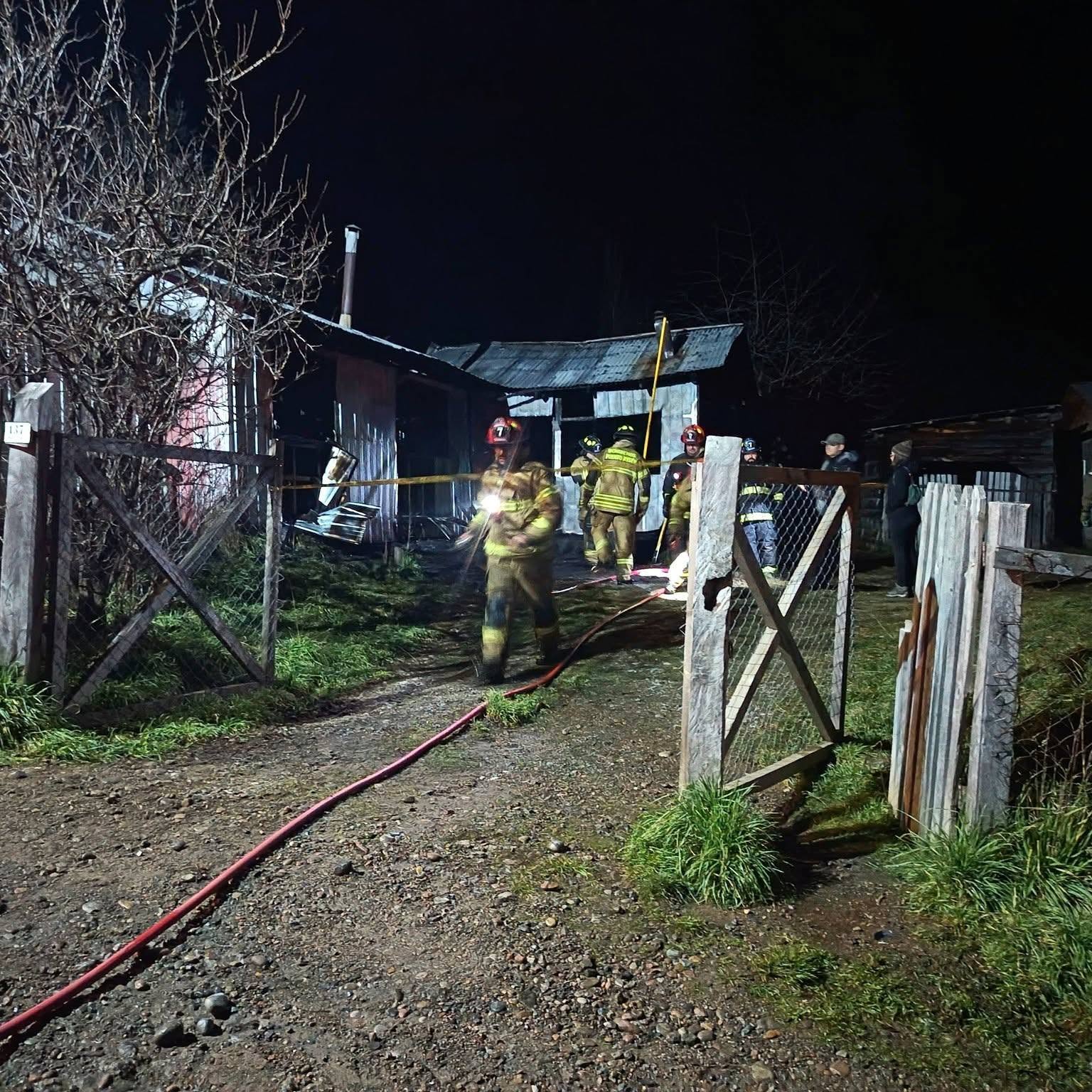 Incendio destruye vivienda en Mañihuales: comunidad organiza campaña solidaria para apoyar a familia afectada