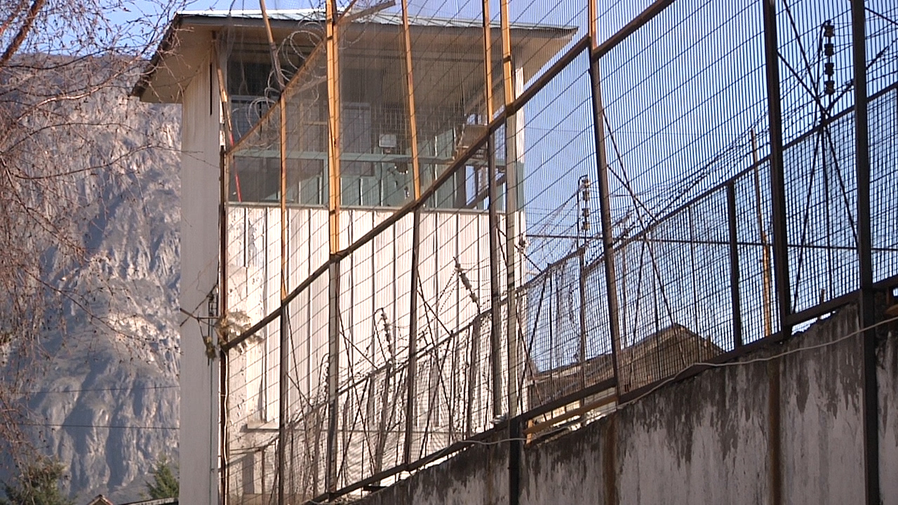Puerta de recinto penal abierta y sin resguardo: Contraloría constató graves falencias de seguridad en cárcel de Aysén