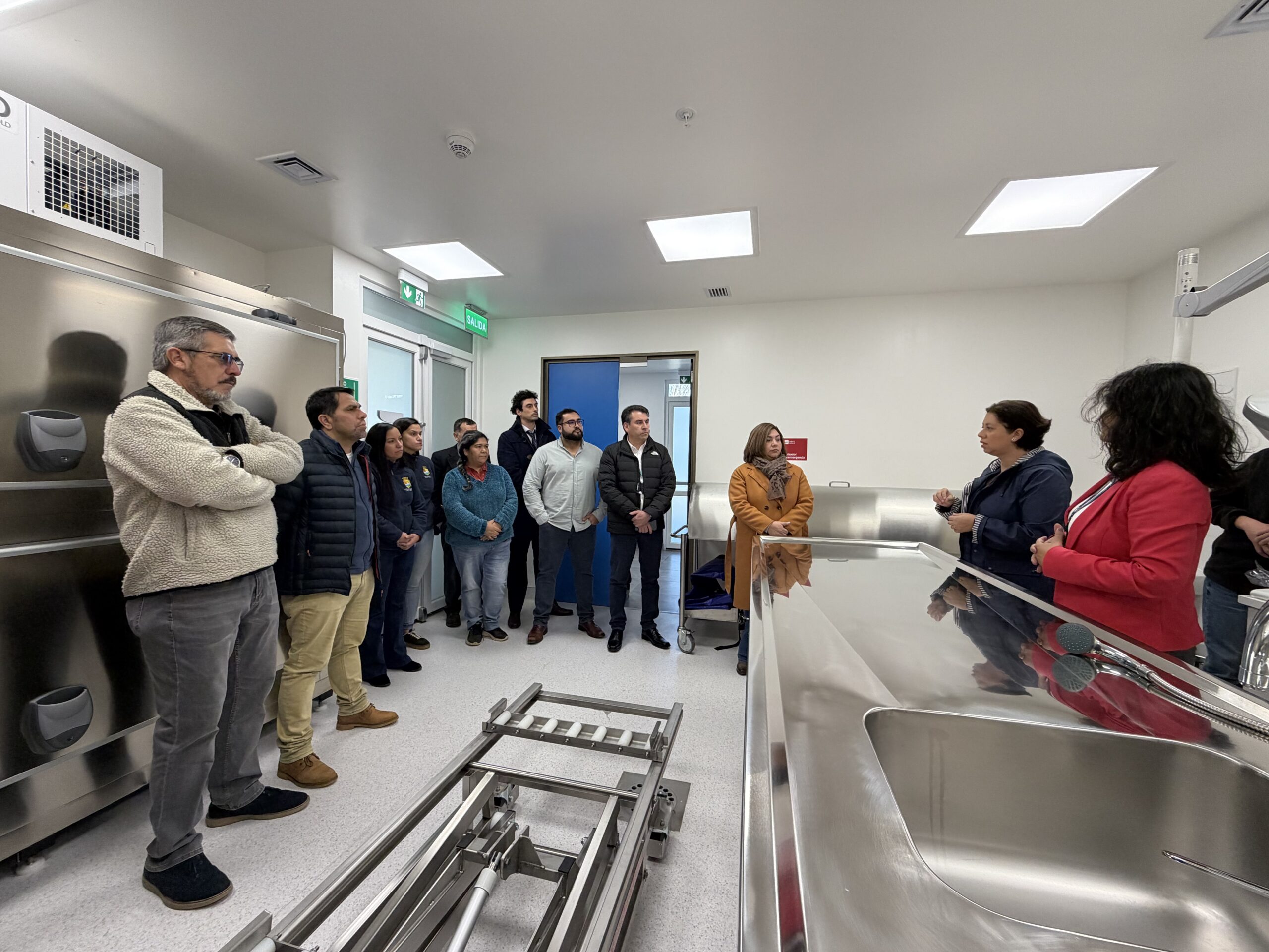 Autoridades regionales y locales visitan sala donde se espera instalar Unidad Básica Forense en Chile Chico