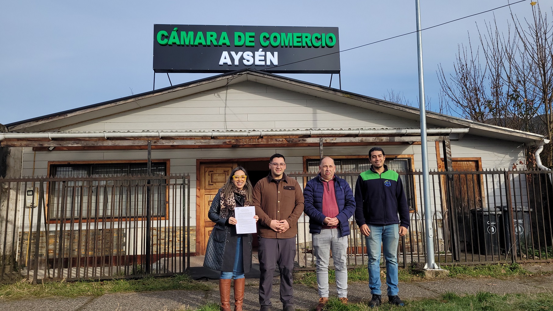 Gestión de nueva directiva sigue cosechando logros: Cámara de Comercio de Aysén firma convenio y recibe regalo de Empresas Bahamonde