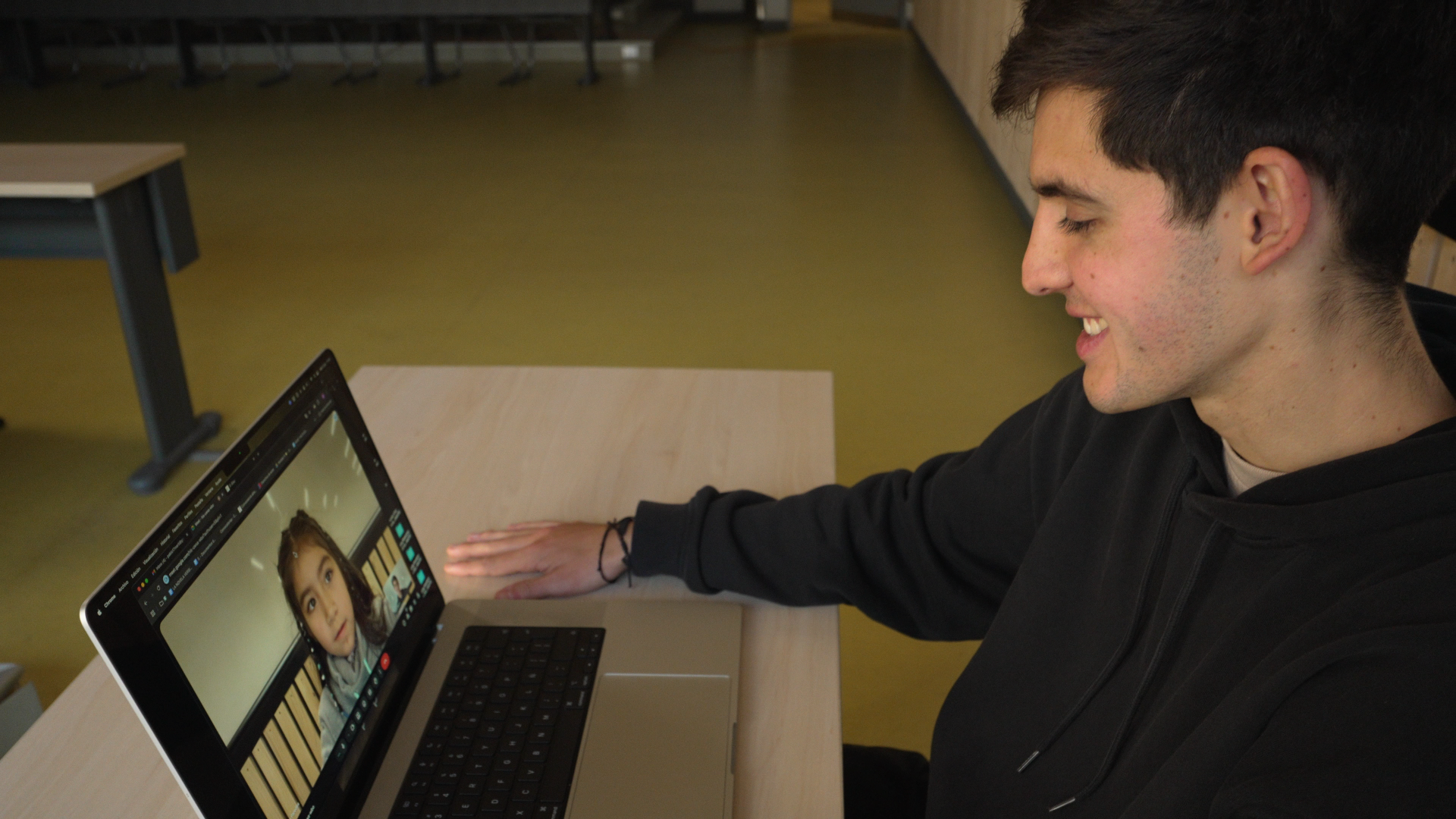 Chilenos en el extranjero “hacen patria” como tutores educativos online
