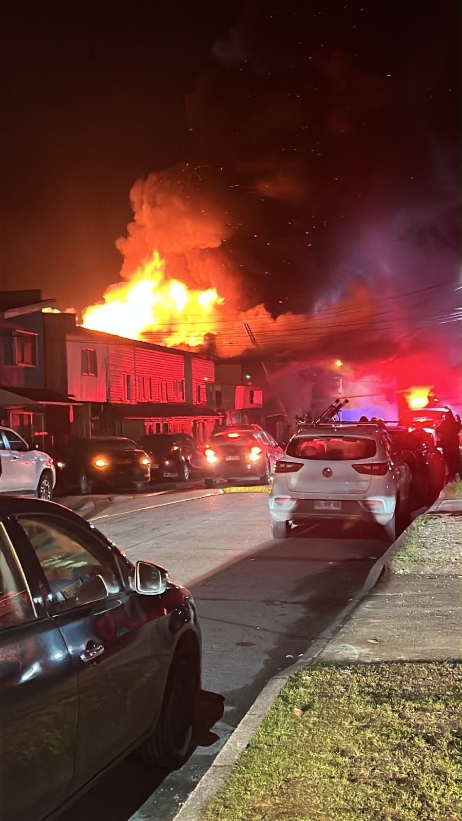 Incendio de gran magnitud afectó a Ferretería Velásquez en Puerto Aysén: una persona resultó con quemaduras menores
