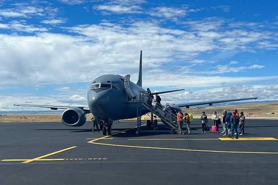 Apoderados denuncian desorden en coordinación de vuelo FACH: estudiantes quedaron fuera pese a estar inscritos