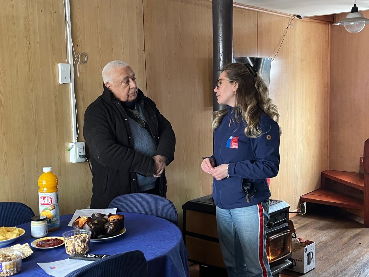 Dos participantes del Programa Vivienda Primero reciben las llaves de su nuevo hogar