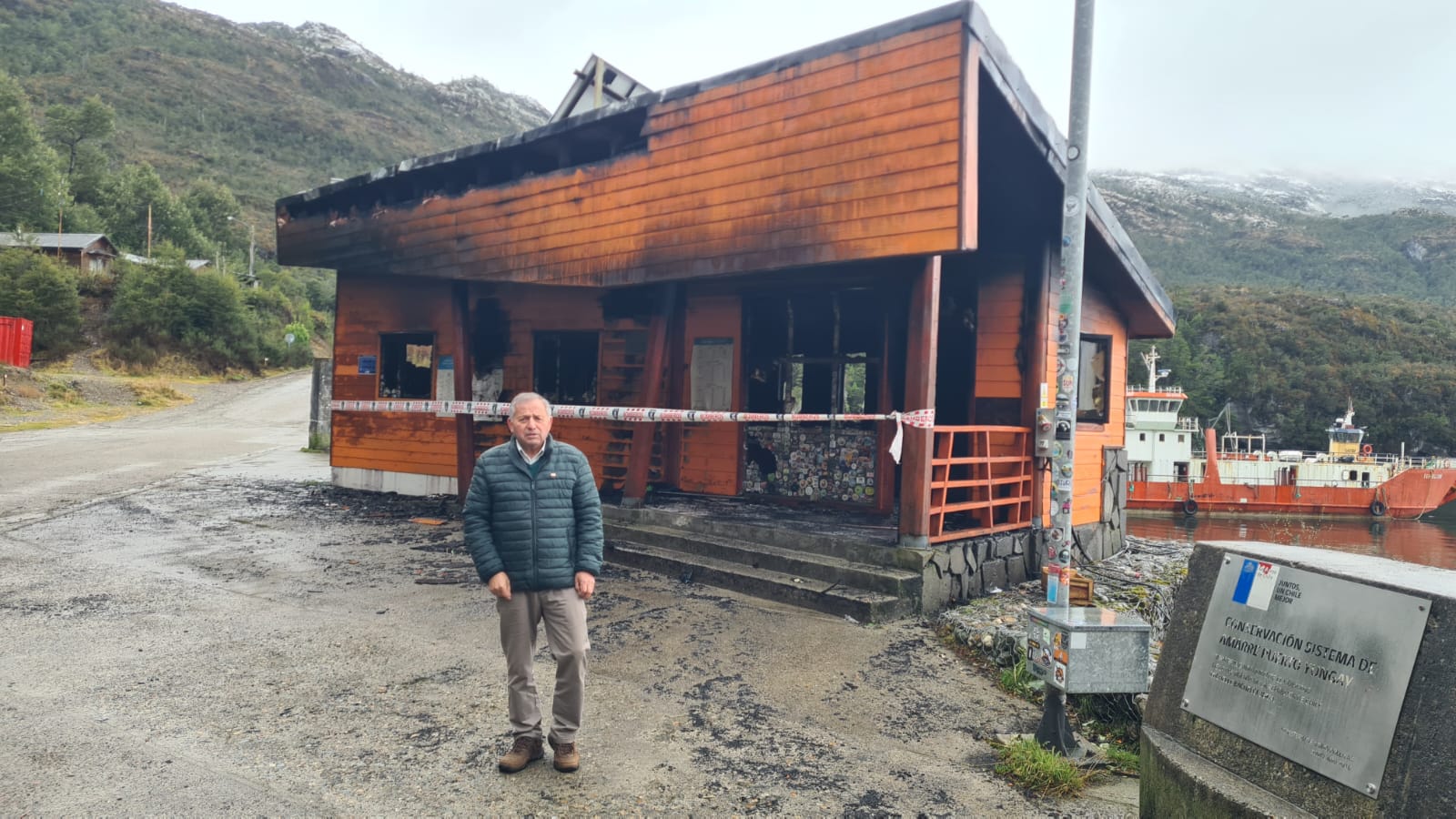 INCENDIO DESTRUYE REFUGIO DE PASAJEROS EN PUERTO YUNGAY