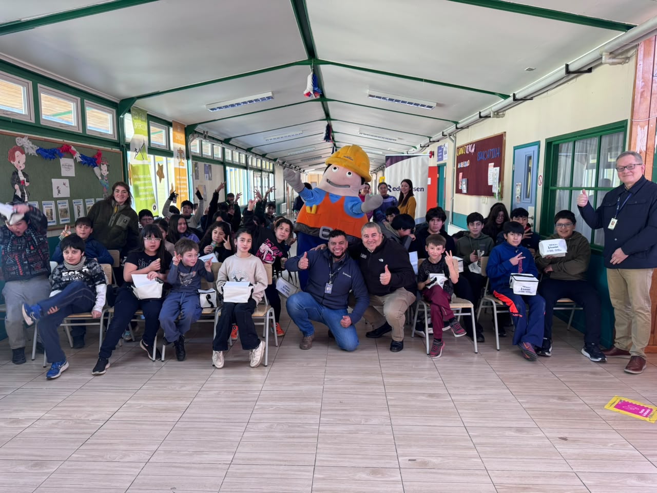 Edelaysen acercó el mundo de la energía hídrica a estudiantes de Puerto Guadal
