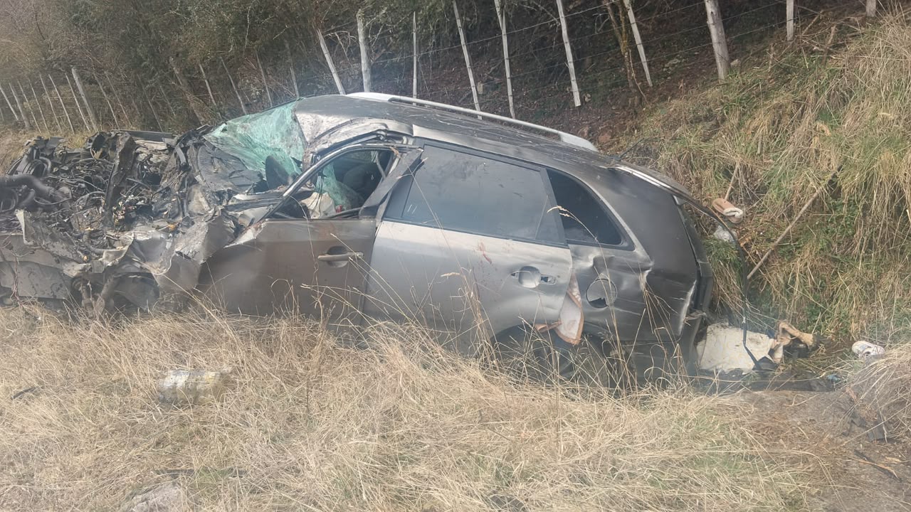 Mujer y sus tres hijos resultan lesionados tras volcamiento en la Ruta 7