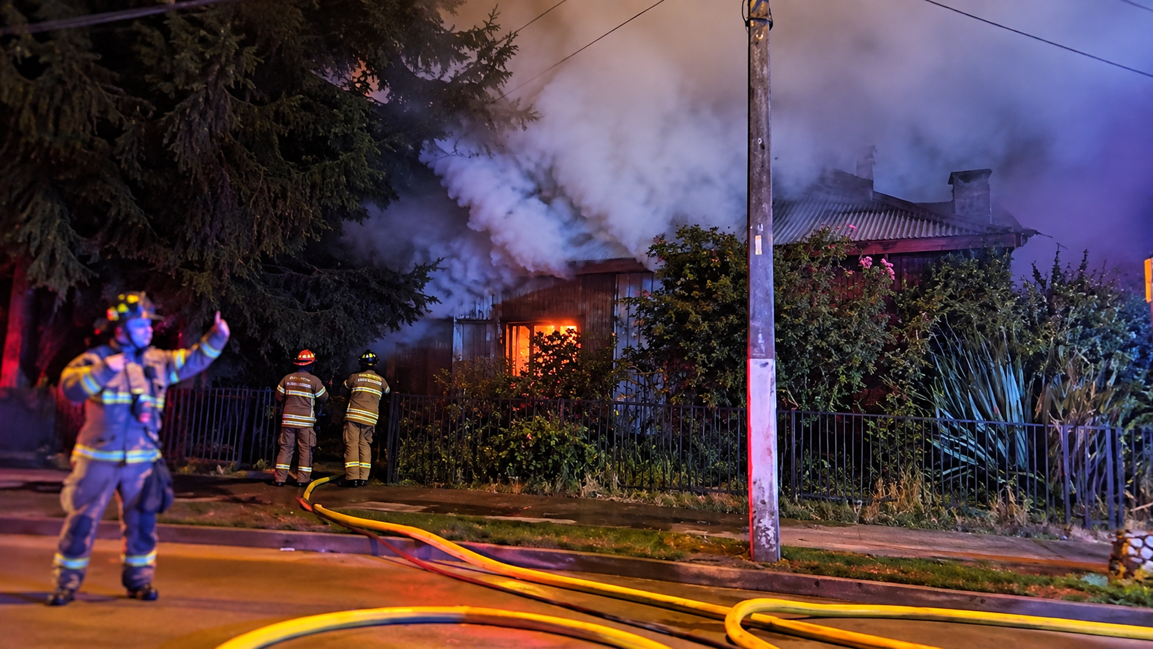 Incendio afecta a antigua vivienda fiscal de Carabineros en Puerto Aysén: su recuperación para uso social había sido anunciada en 2023