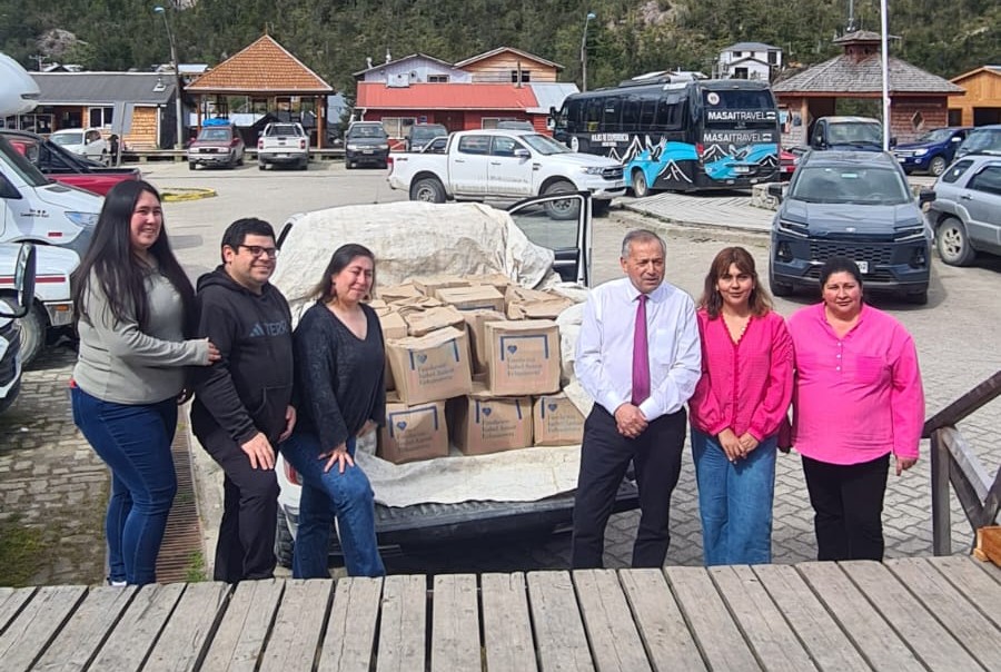 Delegación Provincial Capitán Prat y Fundación Isabel Aninat entregan una treintena de cajas de alimentos a vecinos de Tortel