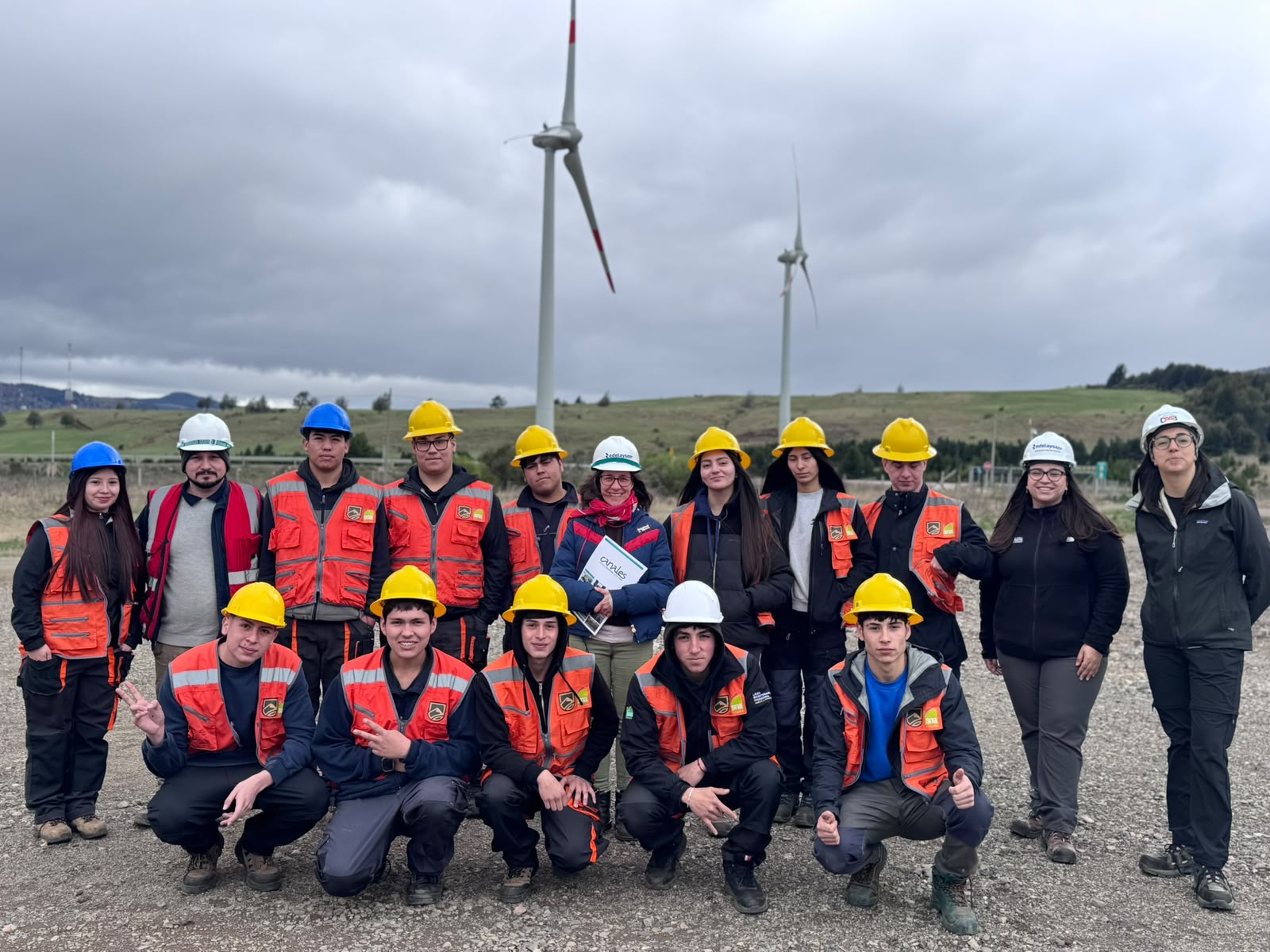 Estudiantes del Liceo Agrícola de Coyhaique conocieron el Parque Eólico Alto Baguales junto a Edelaysen y ONG Canales